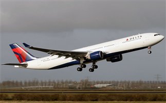 Πέταξε όλα της τα ρούχα μέσα στο αεροπλάνο