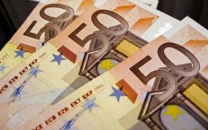 Πλήρωναν τις αγορές τους με πλαστά χαρτονομίσματα