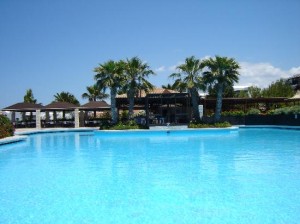 Ζητάει αποζημίωση επειδή υποστηρίζει ότι η κόρη της έμεινε έγκυος από την πισίνα!