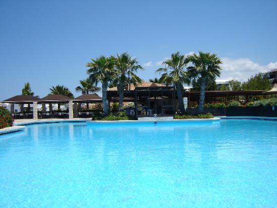 Ζητάει αποζημίωση επειδή υποστηρίζει ότι η κόρη της έμεινε έγκυος από την πισίνα!