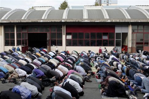 Γαλλία: Απαγόρευση της προσευχής των μουσουλμάνων στους δρόμους