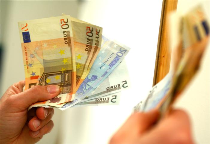 Περικοπές μισθών και συντάξεων ύψους 9,5 δισ. στο πακέτο μέτρων
