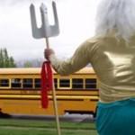 Ο πατέρας που κάνει ρεζίλι το παιδί του καθημερινά!