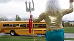 Ο πατέρας που κάνει ρεζίλι το παιδί του καθημερινά!