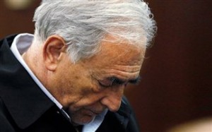 Τέσσερα άτομα θα επισκέπτονται τον Στρος Καν