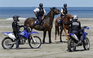 Τον συνέλαβαν επειδή… έκανε σέρφινγκ
