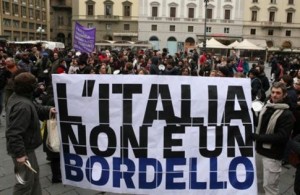 Οι Ιταλίδες διαδηλώνουν κατά του Σίλβιο Μπερλουσκόνι στο Μιλάνο