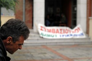 Περιορισμό των συμβασιούχων στο Δημόσιο εξετάζει η κυβέρνηση