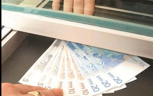 Αναβάλλεται η εφαρμογή των μειώσεων στις συντάξεις
