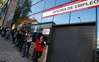 Σπάει κάθε ρεκόρ η ανεργία στην Ισπανία