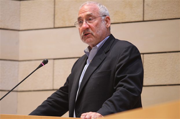 Τα χέρια των Ελλήνων είναι δεμένα