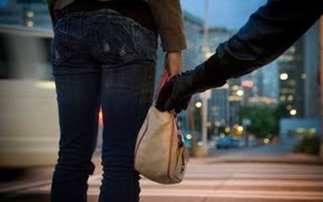Συνελήφθη επ' αυτοφώρω «τσαντάκιας»