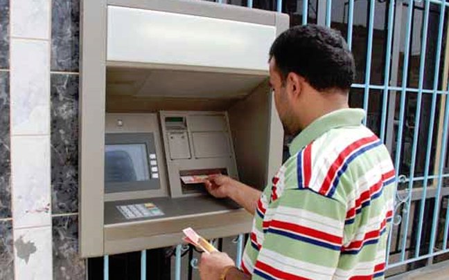 Συνεχίζεται η εκροή καταθέσεων