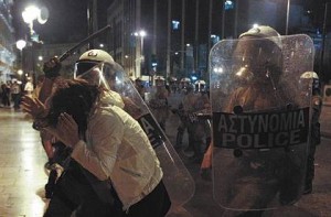 Ένταση στο Σύνταγμα μεταξύ διαδηλωτών και αστυνομίας