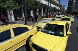 Κλιμακώνουν τις κινητοποιήσεις τους οι ιδιοκτήτες ταξί