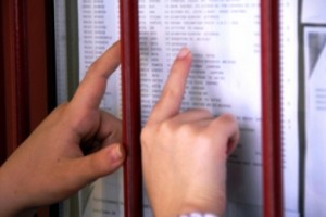 Στα ύψη οι βάσεις σε σχολές που δίνουν δουλειά