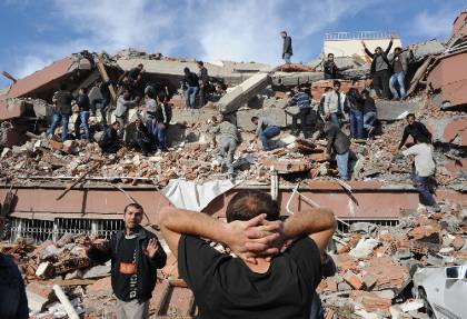 Εκατοντάδες οι νεκροί από το φονικό σεισμό στην Τουρκία