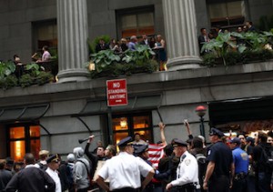 Διαδηλωτές επιχείρησαν να καταλάβουν τη Wall Street
