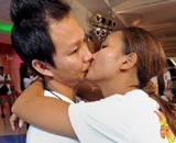 Ζευγάρι έσπασε το ρεκόρ για το μεγαλύτερο σε διάρκεια συνεχόμενο φιλί στα χείλη!