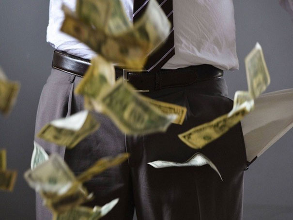 Έπαθε εγκεφαλικό και μοιράζει τα λεφτά του