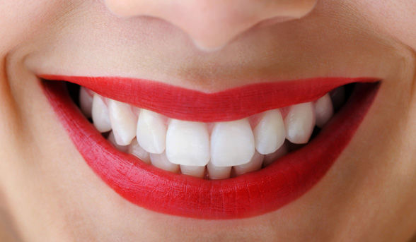 Λευκά δόντια με φυσικό τρόπο