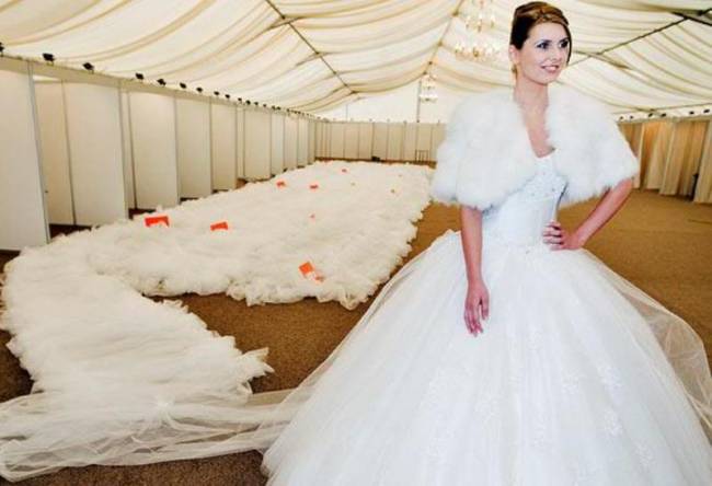 Ράβουν νυφικό με ουρά 2750 μέτρων!