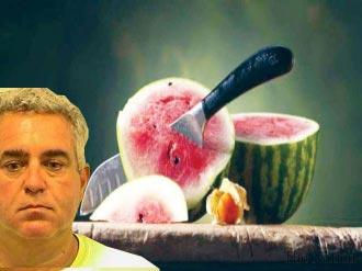 Τον συνέλαβαν γιατί μαχαίρωσε….καρπούζι!